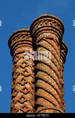 Camini sul vecchio Post House, in Albury, Surrey, Regno Unito - XIX secolo le copie dei disegni e modelli Tudor dall'architetto Augustus Pugin. Foto Stock