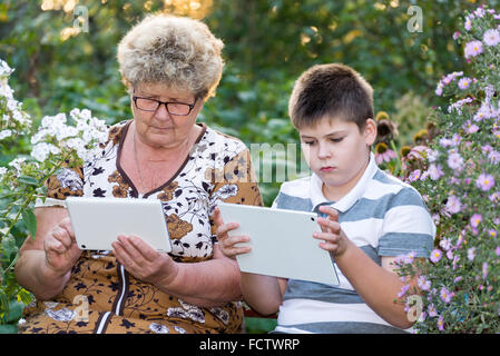 La nonna con nipote guardando un tablet PC Foto Stock