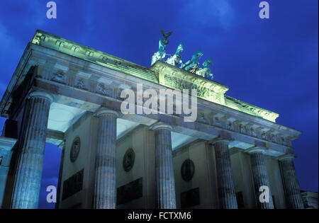 L'Europa, Germania, Berlino, la quadriga della Porta di Brandeburgo. Europa, Deutschland, Berlino, Die Quadriga auf dem Brandenburger Foto Stock