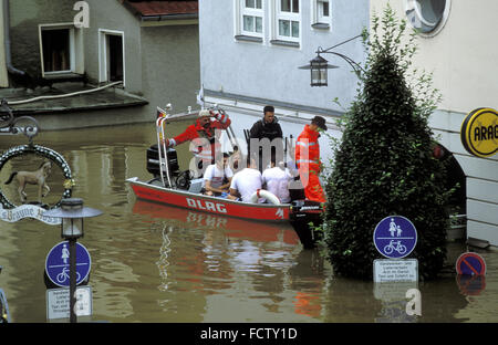 DEU, in Germania, in Baviera, Passau, esondazioni del fiume Danubio, 13.08.2002, barca del DLRG sgombera residenti. DEU, Deutschland, B Foto Stock
