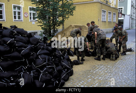 DEU, in Germania, in Baviera, Passau, esondazioni del fiume Danubio, 13.08.2002, soldati dell'esercito tedesco riempire sacchi di sabbia. DEU, Deutschla Foto Stock