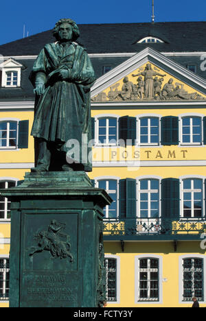 DEU, Germania, Bonn, il monumento di Beethoven a Muenster piazza davanti all'ufficio postale. DEU, Deutschland, Bonn, das barbabietole Foto Stock