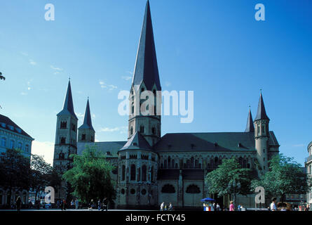 DEU, Germania, Bonn, la cattedrale e la piazza di Muenster. DEU, Deutschland, Bonn, das Muenster und der Muensterplatz. Foto Stock