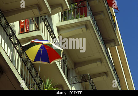 CHE, Svizzera, Montreux sul Lago di Ginevra, balcone con mobili da giardino. CHE, Schweiz, Montreux am Genfer vedere, Balkon mit ombrellone Foto Stock