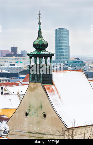 Bratislava, Slovacchia - gennaio 24th, 2016: inverno veduta della città dal castello di Bratislava. Foto Stock