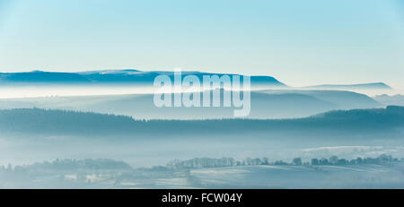 Il fieno Bluff sul bordo della Montagna Nera, Wales, Regno Unito. Visto in inverno da Stonewall collina nei pressi di Knighton, Powys. Foto Stock