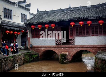 (160125) -- Pechino, 25 gennaio, 2016 (Xinhua) -- lanterne sono appesi sulla gronda di un vecchio ponte in Tangmo villaggio del distretto di Huizhou, Huangshan City, est cinese della provincia di Anhui, 30 marzo 2015. Lanterne in Cina hanno una lunga storia e sono diventati sinonimo di cultura cinese. Anche oggi sono ancora fatto e ci siamo goduti dai cinesi in tutto il mondo. Esse sono state usate come un mezzo di espressione artistica, in termini di funzionalità e design decorazione. Strade cinesi in entrambe le città e le cittadine sono decorate con lanterne rosse durante il festival, specialmente cinese capodanno nuovo anno lunare, Mid-Autumn Festiva Foto Stock