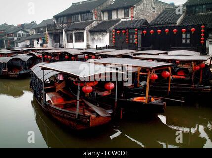 (160125) -- Pechino, 25 gennaio, 2016 (Xinhua) -- le barche sono decorate con lanterne a Xitang antica cittadina, est della Cina di Provincia dello Zhejiang, 28 aprile 2011. Lanterne in Cina hanno una lunga storia e sono diventati sinonimo di cultura cinese. Anche oggi sono ancora fatto e ci siamo goduti dai cinesi in tutto il mondo. Esse sono state usate come un mezzo di espressione artistica, in termini di funzionalità e design decorazione. Strade cinesi in entrambe le città e le cittadine sono decorate con lanterne rosse durante il festival, specialmente cinese capodanno nuovo anno lunare, Mid-Autumn Festival e la festa delle lanterne. (Xinhua/Wang Foto Stock