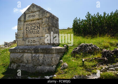 La prima guerra mondiale, Altopiano di Asiago. La pietra miliare del l'Erzherzog Eugen Strasse. L'Erzherzog Eugen Strasse è un modo di trasmissione sull'Altopiano di Sette Comuni costruito durante la Prima Guerra Mondiale dall'Impero Austro-ungarico per attrezzare la zona a nord dell'altopiano di un modo per un facile accesso da parte di veicoli motorizzati per raggiungere la zona del Monte Portule. Foto Stock