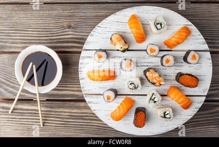 Un piatto pieno di sushi in un buffet a base di pesce Foto Stock