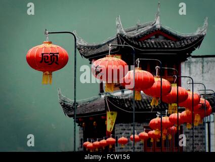 (160125) -- Pechino, 25 gennaio, 2016 (Xinhua) -- Fotografia scattata a dicembre 3, 2015 mostra lanterne su delle antiche mura di Changting County, a sud-est della Cina di provincia del Fujian. Lanterne in Cina hanno una lunga storia e sono diventati sinonimo di cultura cinese. Anche oggi sono ancora fatto e ci siamo goduti dai cinesi in tutto il mondo. Esse sono state usate come un mezzo di espressione artistica, in termini di funzionalità e design decorazione. Strade cinesi in entrambe le città e le cittadine sono decorate con lanterne rosse durante il festival, specialmente cinese capodanno nuovo anno lunare, Mid-Autumn Festival e la festa delle lanterne. (Xin Foto Stock