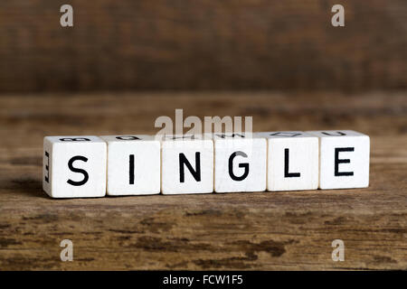 La parola scritta unica in cubi su sfondo di legno Foto Stock