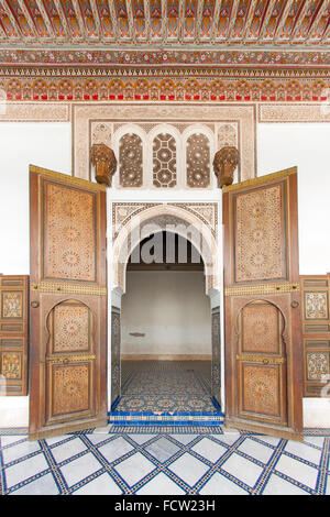 Dettaglio dell'entrata di una delle stanze del Palazzo di Bahia in Marrakech, Marocco. Foto Stock