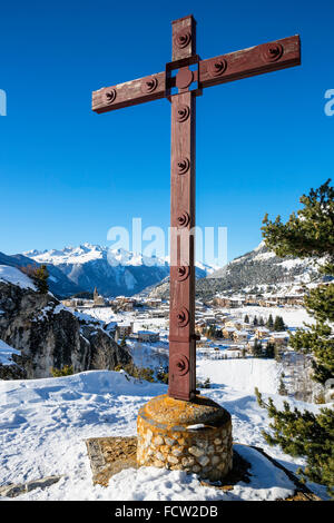 Vista della croce e Aussois village, Francia Foto Stock