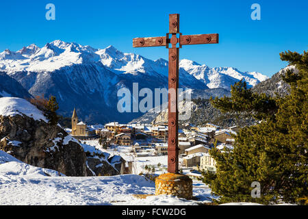 Vista del villaggio di Aussois e croce, Francia Foto Stock