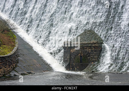 La base del Caban Coch diga in Elan Valley vicino a Rhayader in Galles centrale traboccando seguenti heavy rain nel gennaio 2016. Foto Stock