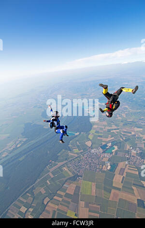 Due freefly skydivers sono la formazione del sit- & a testa in giù la formazione. In tal modo essi volare con oltre 120 mph velocità in Cielo insieme. Foto Stock
