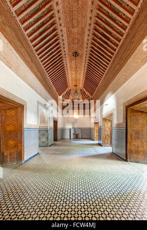 Interni e soffitto in una delle stanze del Palazzo della Bahia in Marrakech, Marocco. Foto Stock