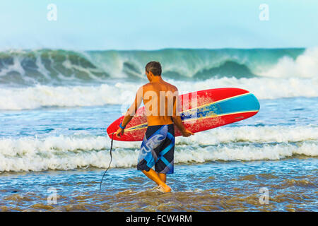 Longboard surfer voce per navigare in questa località nei pressi di Mal Pais, sud della penisola di Nicoya; Santa Teresa, Punarenas, Costa Rica Foto Stock