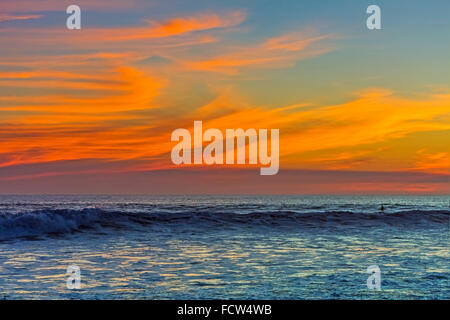 Tramonto nuvole off Playa Hermosa surf beach nella penisola di Nicoya della costa meridionale; Santa Teresa, Puntarenas, Costa Rica Foto Stock