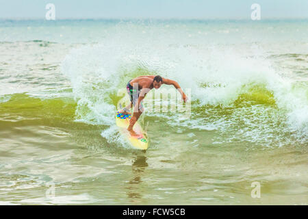 Shortboard surfer a cavallo di un onda in questo surf resort sulla costa sud della penisola di Nicoya; Santa Teresa, Puntarenas, Costa Rica Foto Stock