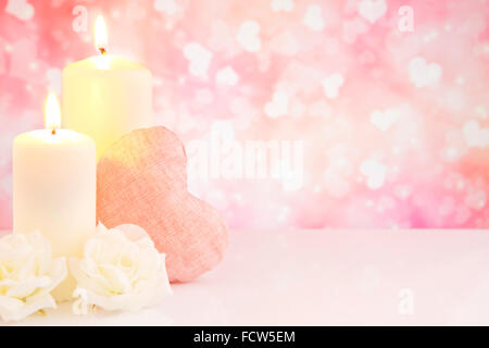 San Valentino cuori, candele e rose con un luminoso scintillante di sfondo. Foto Stock