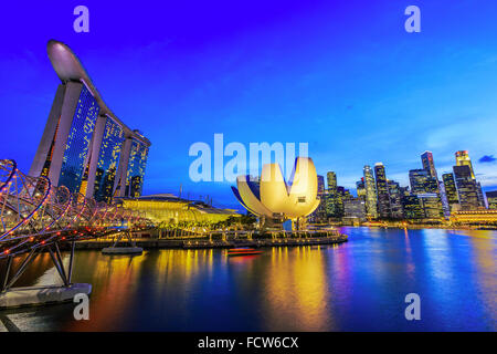 La città di Singapore, Singapore. Il Marina Bay al crepuscolo. Foto Stock