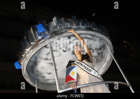 Quezon City, Filippine. 25 gennaio, 2016. Miss Universo 2015 Pia Alonzo Wurtzbach delle Filippine onde durante il suo grand homecoming parade di Quezon City, Filippine, 25 gennaio, 2016. Wurtzbach fu incoronata Miss Universo il mese scorso in un dramma-riempito mostra dopo il corteo di host, comico Steve Harvey, interpreta male la sua scheda di cue e inizialmente annunciato Miss Colombia come il vincitore prima scusandosi e dicendo Wurtzbach aveva vinto. Credito: Rouelle Umali/Xinhua/Alamy Live News Foto Stock