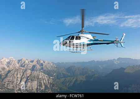 Un elicottero passeggiata panoramica sulle splendide dolomiti montagna su un perfetto mattinata estiva Foto Stock