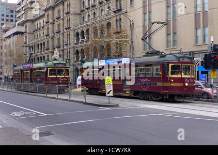 City Circle Tram su Finders Street a Melbourne Australia offrono gite gratuite per i turisti intorno al quartiere centrale degli affari. Foto Stock