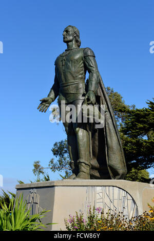 Statua di Cristoforo Colombo di fronte la Torre Coit sul Telegraph Hill, San Francisco, California, Stati Uniti d'America Foto Stock