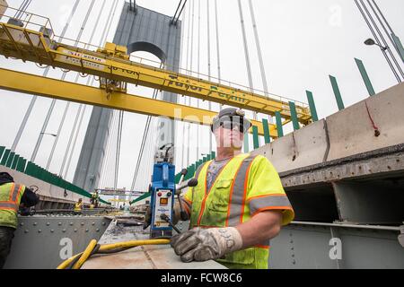 Gli equipaggi di lavoro durante la fase uno di riparazioni per il livello superiore del ponte Verrazano-Narrows Maggio 15, 2015 a New York City. È probabile che il lavoro di continuare attraverso estate 2017 sul ponte costruito nel 1959 ed è stato chiamato a New York la più pericolosa a causa di deterioramento. Foto Stock