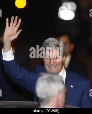 Phnom Penh Cambogia. 25 gennaio, 2016. Stati Uniti Il segretario di Stato John Kerry gesti come egli arriva all'Aeroporto Internazionale di Phnom Penh in Phnom Penh Cambogia, 25 gennaio, 2016. Stati Uniti Il segretario di Stato John Kerry è arrivato a Phnom Penh il lunedì sera per una visita di due giorni per rafforzare i legami bilaterali e la cooperazione. Credito: Sovannara/Xinhua/Alamy Live News Foto Stock