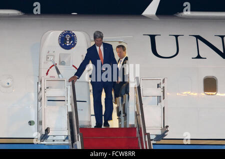 Phnom Penh Cambogia. 25 gennaio, 2016. Stati Uniti Il segretario di Stato John Kerry approda a partire da un piano all'Aeroporto Internazionale di Phnom Penh in Phnom Penh Cambogia, 25 gennaio, 2016. Stati Uniti Il segretario di Stato John Kerry è arrivato a Phnom Penh il lunedì sera per una visita di due giorni per rafforzare i legami bilaterali e la cooperazione. Credito: Sovannara/Xinhua/Alamy Live News Foto Stock