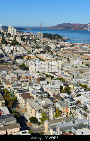 Vista in elevazione del North Bay Area e il Golden Gate Bridge da Torre Coit sul Telegraph Hill, San Francisco, California, Stati Uniti d'America Foto Stock