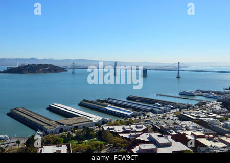 Vista in elevazione del Bay Bridge e terminali di traghetto dalla Coit Tower sul Telegraph Hill, San Francisco, California, Stati Uniti d'America Foto Stock