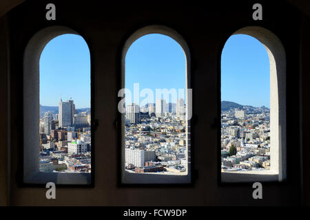 Vista dalla piattaforma di osservazione entro la Torre Coit sul Telegraph Hill, San Francisco, California, Stati Uniti d'America Foto Stock