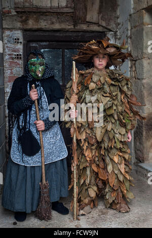 Due bambini vestiti per carnevale Vijanera, il primo dell anno che si terrà  in Spagna Foto stock - Alamy