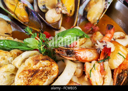 Cocktail a base di pesce, calamari, cozze, gamberi. sfondo Foto Stock