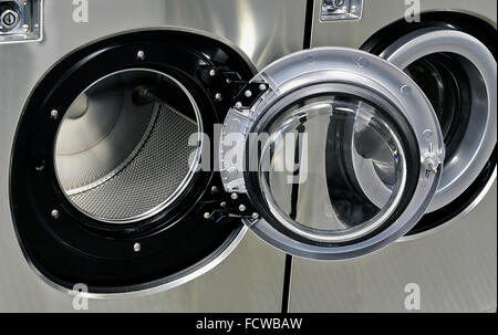 Macchine lavatrici industriali in una lavanderia pubblica, close up Foto Stock