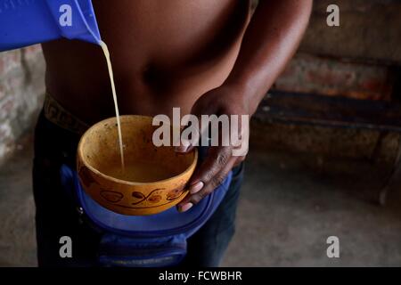 Chicha de Jora - mais fermentato- casa tipici in CATACAOS. Dipartimento di Piura .PERÙ Foto Stock