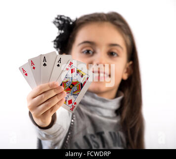 Orgogliosa bambina che mostra una vittoria in mano di poker di 4 assi e un re per la fotocamera Foto Stock