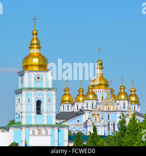 Cupole d'oro di un ortodosso di San Michele Cathedrall contro il cielo blu di Kiev. Capitale dell'Ucraina - Kiev. Foto Stock