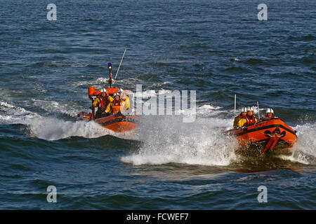 Entrambi di Looe RNLI di imbarcazioni di salvataggio costiera nella baia di Looe Foto Stock