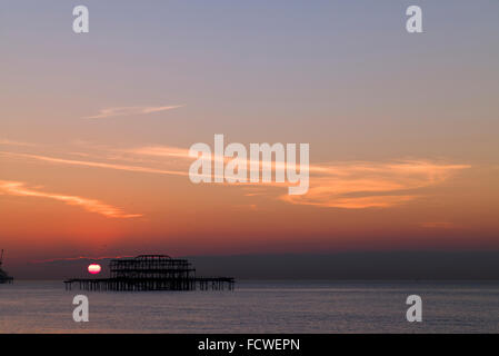 Rising Sun più derelitti Molo Ovest di Brighton Foto Stock