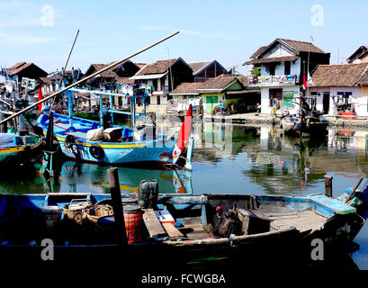 Indonesia Java Centrale Jepara barche da pesca ormeggiato sul fiume Adrian Baker Foto Stock
