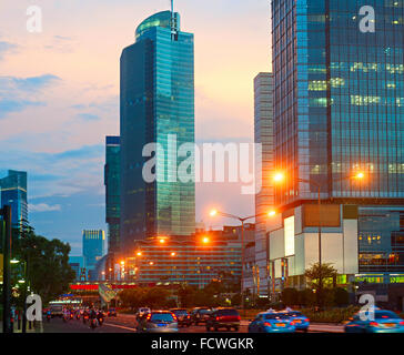 Il traffico su strada di Giacarta centrale al tramonto. Indonesia Foto Stock