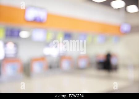 Banchi per il check-in in aeroporto - sfondo bokeh di fondo Foto Stock