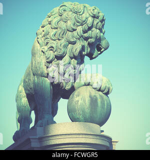 La figura di un leone vicino al Palazzo Reale di Stoccolma. In stile retrò filtred immagine Foto Stock