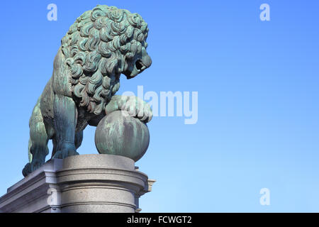 La figura di un leone vicino al Palazzo Reale di Stoccolma con copyspace Foto Stock